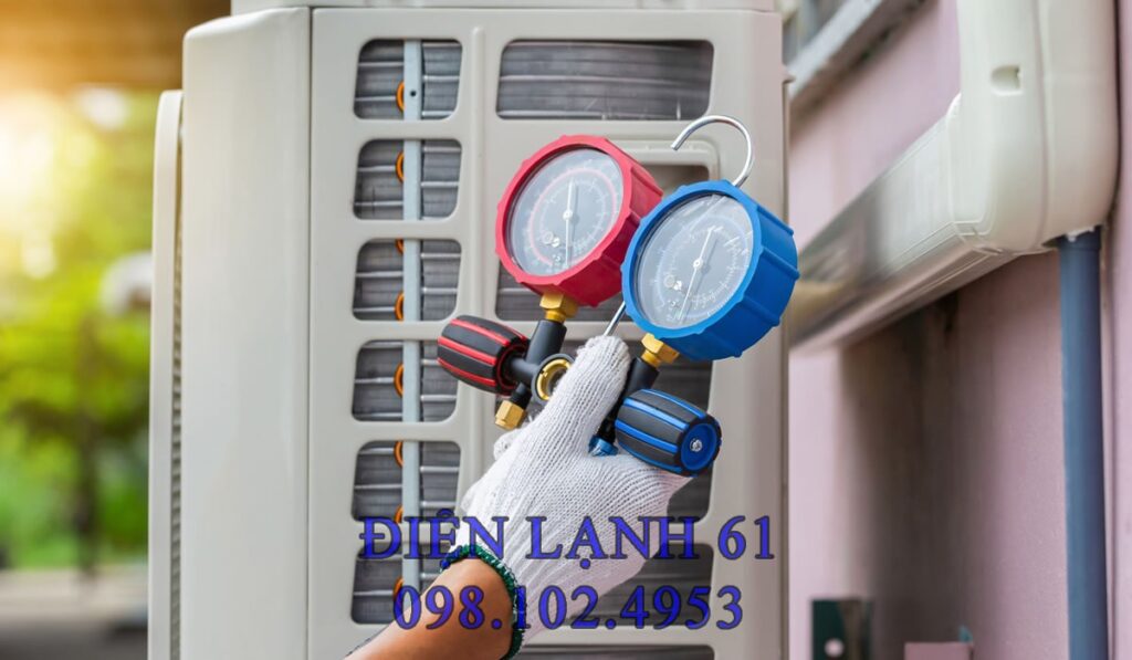 Máy đo áp suất gas chuẩn ngành HVAC được kết nối với dàn nóng điều hòa Máy đo áp suất gas chuẩn ngành HVAC được kết nối với dàn nóng điều hòa