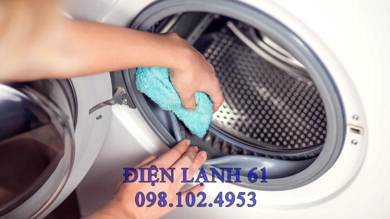 Mở cửa máy giặt để thông thoáng sau khi sử dụng Mở cửa máy giặt để thông thoáng sau khi sử dụng