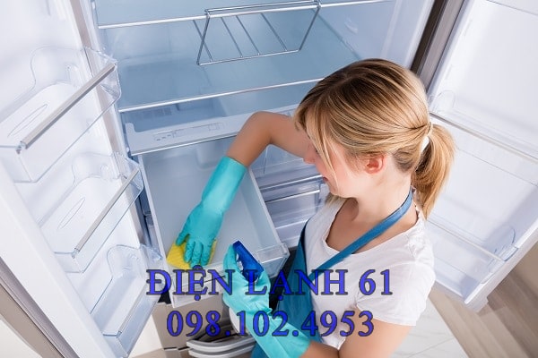 Người dùng đang lau sạch khay đựng thực phẩm bằng khăn mềm Người dùng đang lau sạch khay đựng thực phẩm bằng khăn mềm