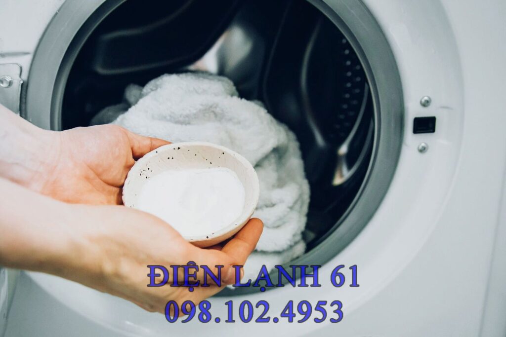 Người dùng đổ giấm trắng và baking soda vào lồng giặt để khử mùi Người dùng đổ giấm trắng và baking soda vào lồng giặt để khử mùi