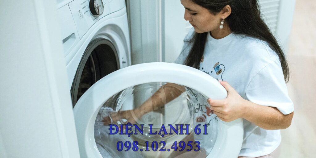 Người dùng lau khô bên trong máy giặt bằng khăn sạch Người dùng lau khô bên trong máy giặt bằng khăn sạch