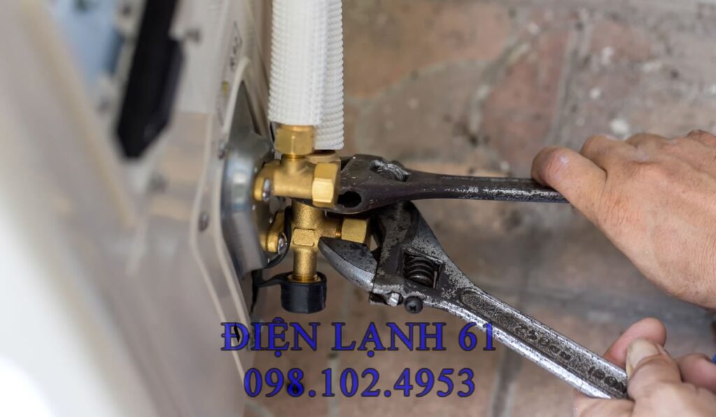 Ống đồng máy lạnh có dấu hiệu rỉ sét, nghi ngờ rò rỉ gas Ống đồng máy lạnh có dấu hiệu rỉ sét, nghi ngờ rò rỉ gas