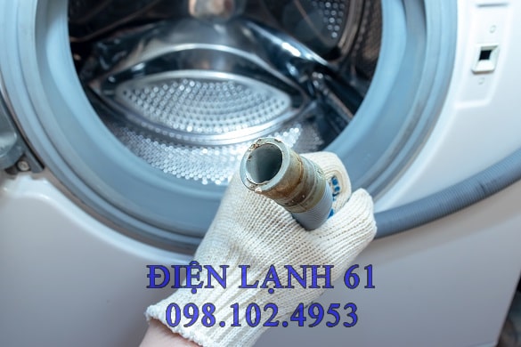Ống xả máy giặt bị đặt quá thấp gây xả nước liên tục Ống xả máy giặt bị đặt quá thấp gây xả nước liên tục