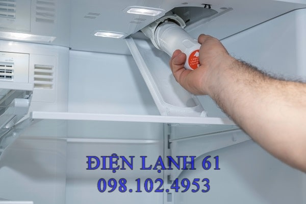 Quạt gió trong tủ lạnh bị kẹt đá gây tiếng kêu Quạt gió trong tủ lạnh bị kẹt đá gây tiếng kêu