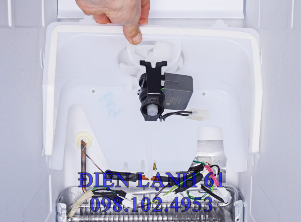 Reset tủ lạnh để sửa lỗi cánh quạt không quay
