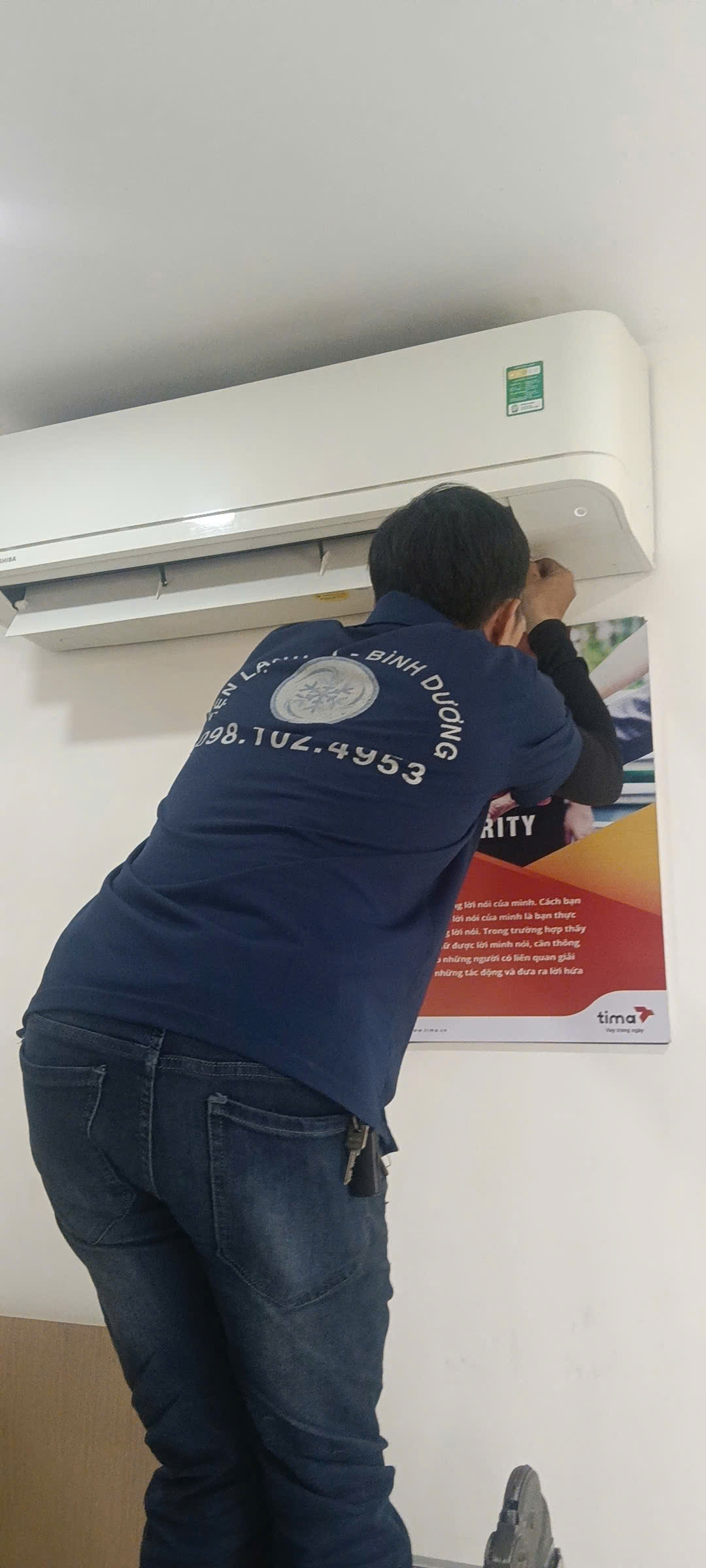 Thợ Điện Lạnh 61 dùng đồng hồ đo áp suất kiểm tra tình trạng thiếu gas máy lạnh tại Dĩ An.