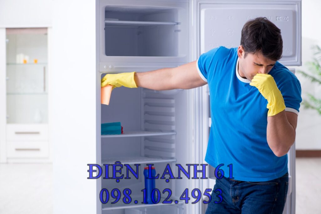 Thợ điện lạnh đang kiểm tra bên trong tủ lạnh gia đình Thợ điện lạnh đang kiểm tra bên trong tủ lạnh gia đình
