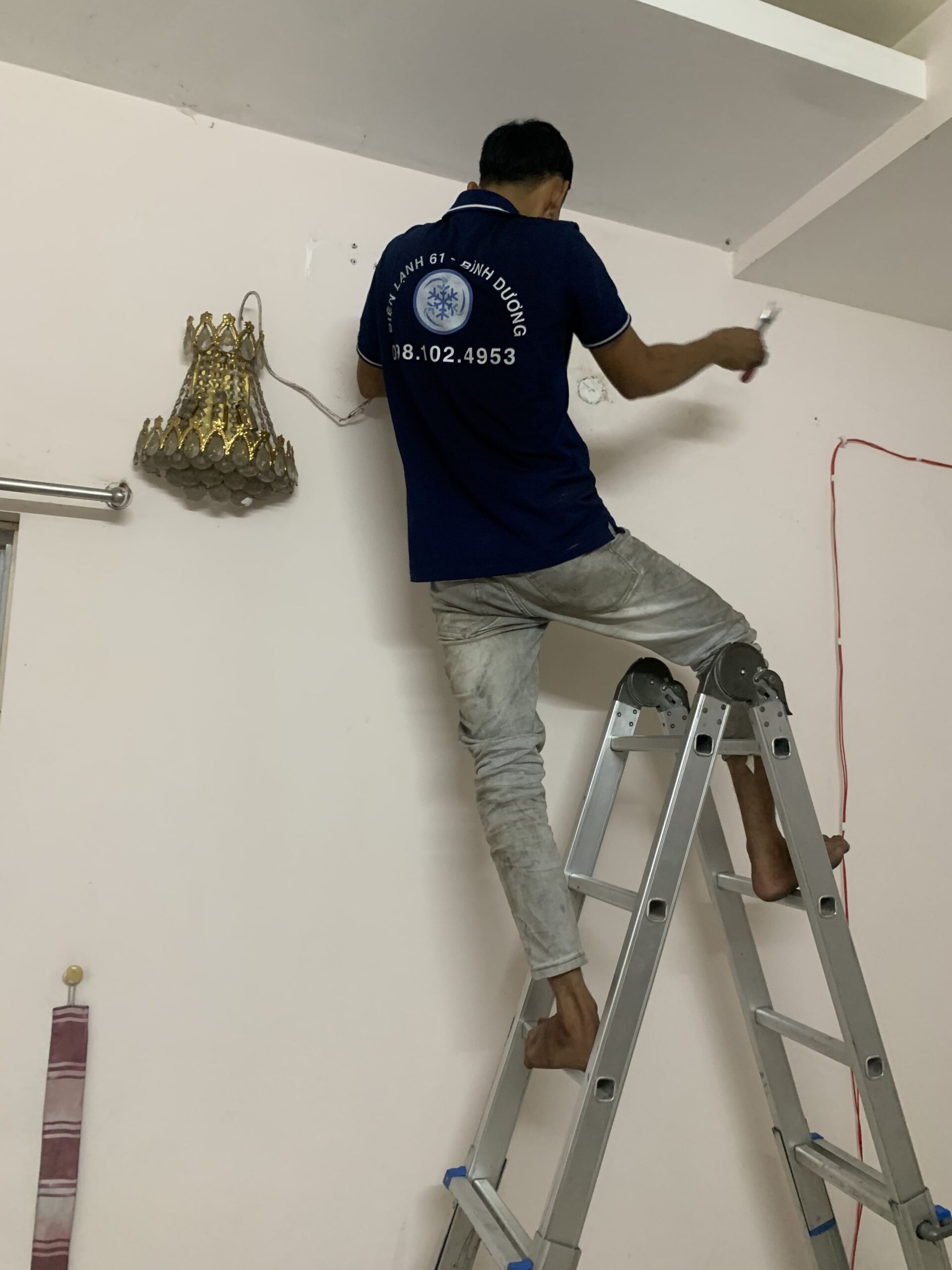 Thợ sửa điện lạnh 61 đang kiểm tra và xử lý lỗi máy lạnh không lạnh tại nhà