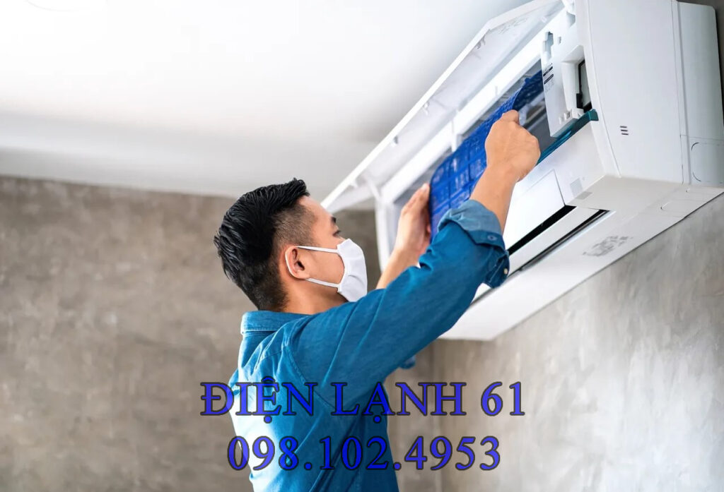 Thợ vệ sinh máy lạnh Điện lạnh 61 đang làm việc Thợ vệ sinh máy lạnh Điện lạnh 61 đang làm việc