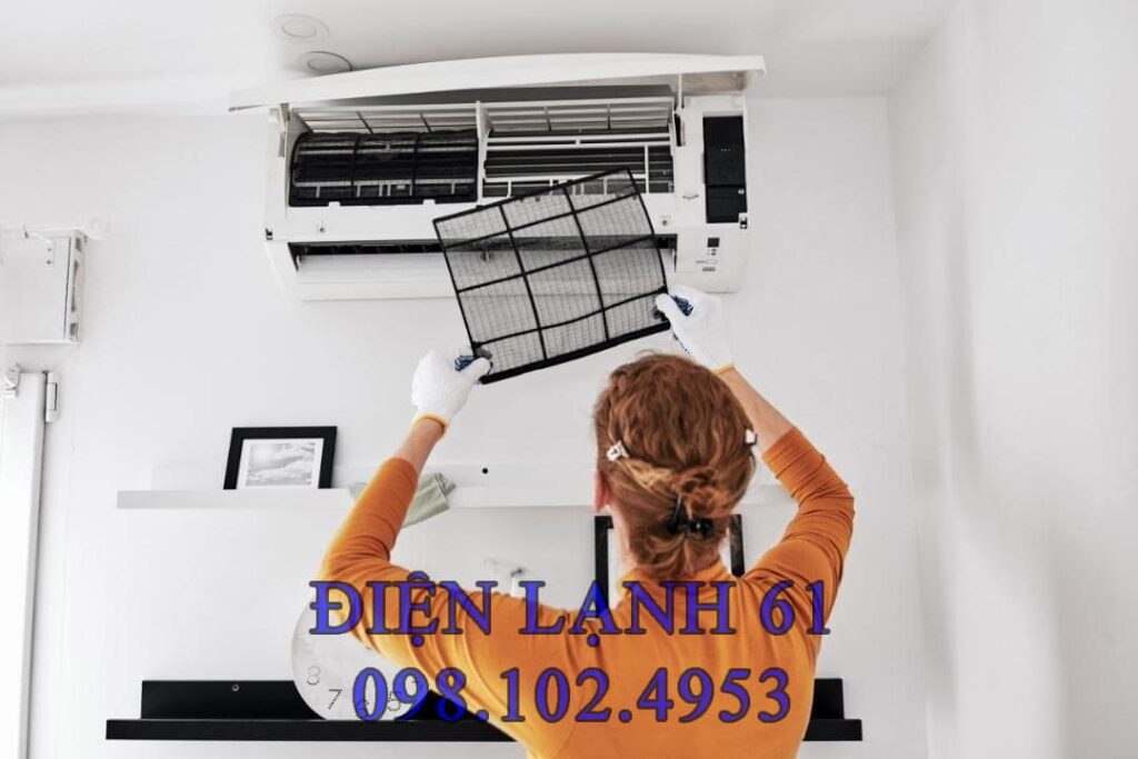 Vệ sinh lưới lọc máy lạnh tại nhà bằng nước ấm Vệ sinh lưới lọc máy lạnh tại nhà bằng nước ấm