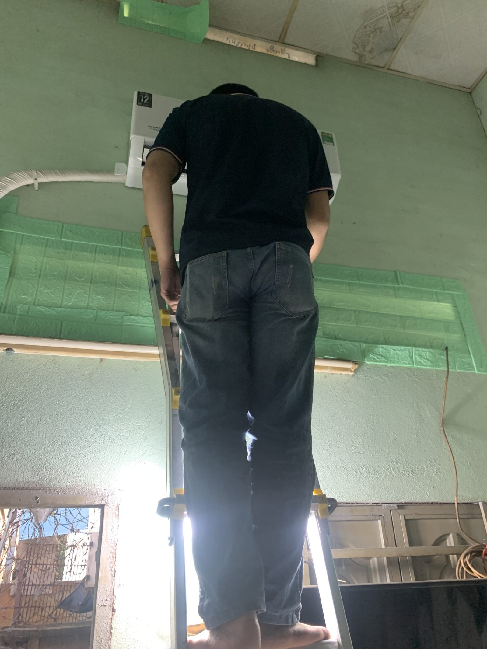 Kỹ thuật viên Điện Lạnh 61 đang rửa máy lạnh tại nhà khách hàng