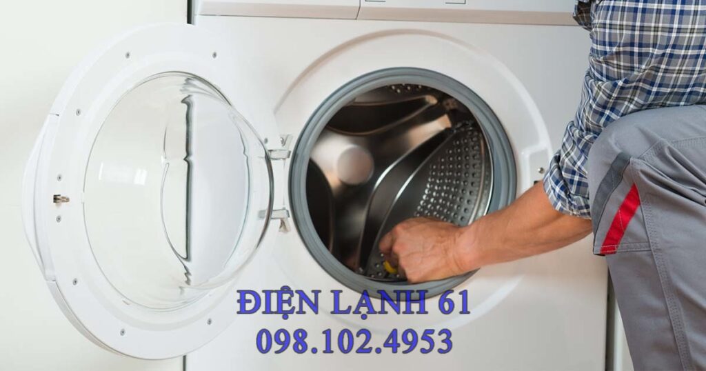 Tho-ky-thuat-bao-tri-may-giat-de-giam-tieu-thu-dien-nuoc Thợ kỹ thuật bảo trì máy giặt để giảm tiêu thụ điện nước