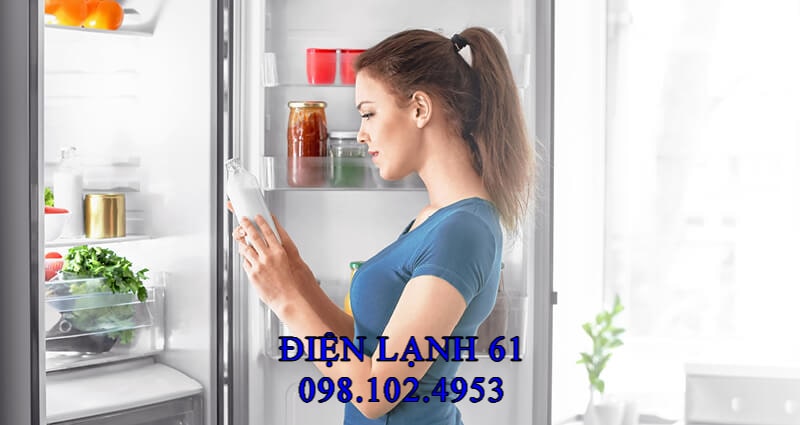 Baking soda để mở nắp đặt trong góc tủ lạnh giúp khử mùi Baking soda để mở nắp đặt trong góc tủ lạnh giúp khử mùi