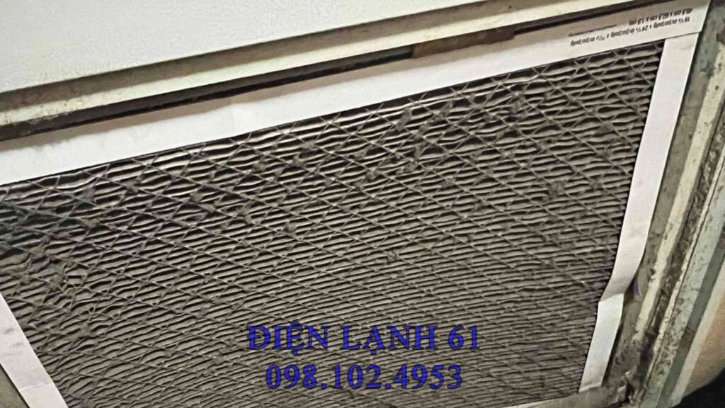 Bộ lọc không khí bị tắc bẩn Bộ lọc không khí bị tắc bẩn