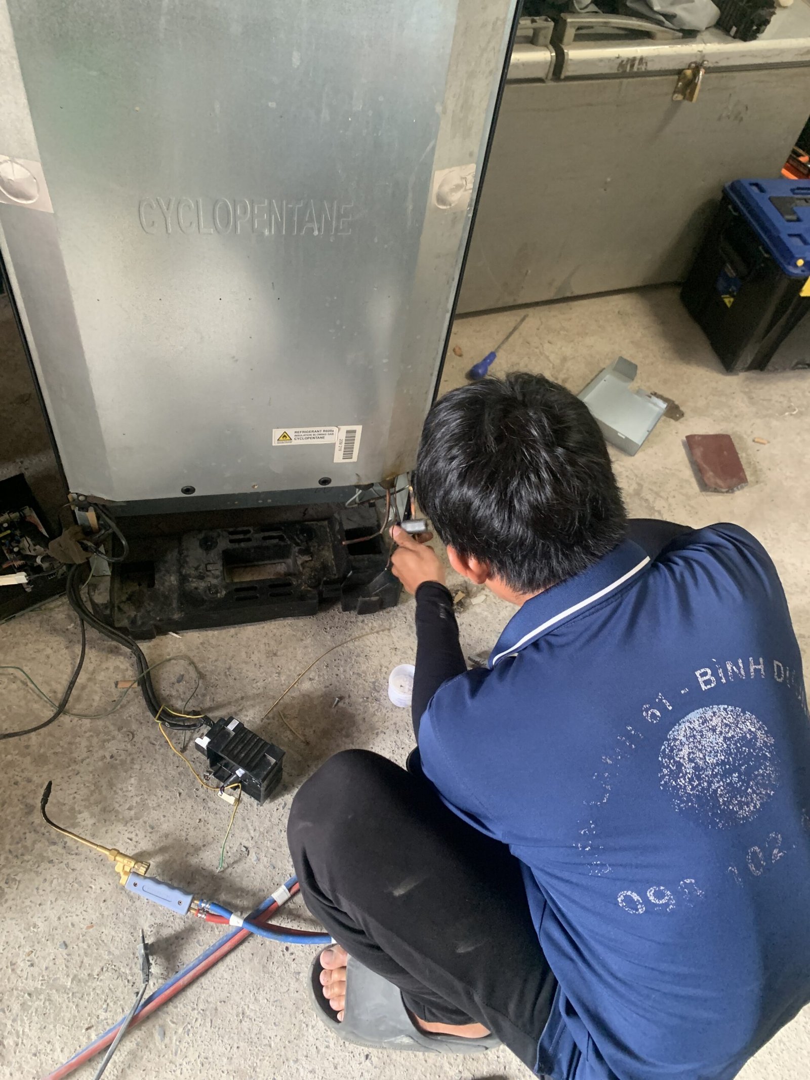 Kiểm tra tủ lạnh bị chảy nước ra nhà