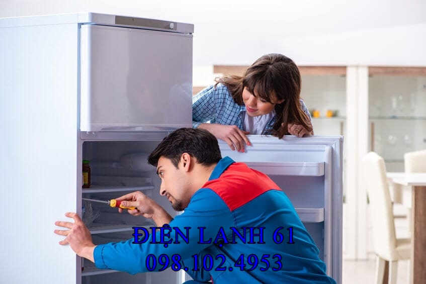 Ky-thuat-vien-kiem-tra-gioang-cua-tu-lanh-bang-to-tien-kep-mep-cua Kỹ thuật viên kiểm tra gioăng cửa tủ lạnh bằng tờ tiền kẹp mép cửa