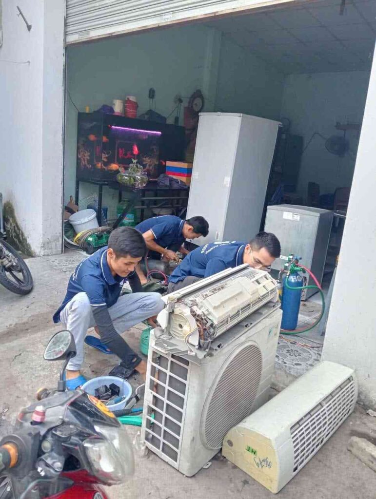 Máy lạnh bốc mùi hôi trong phòng ngủ