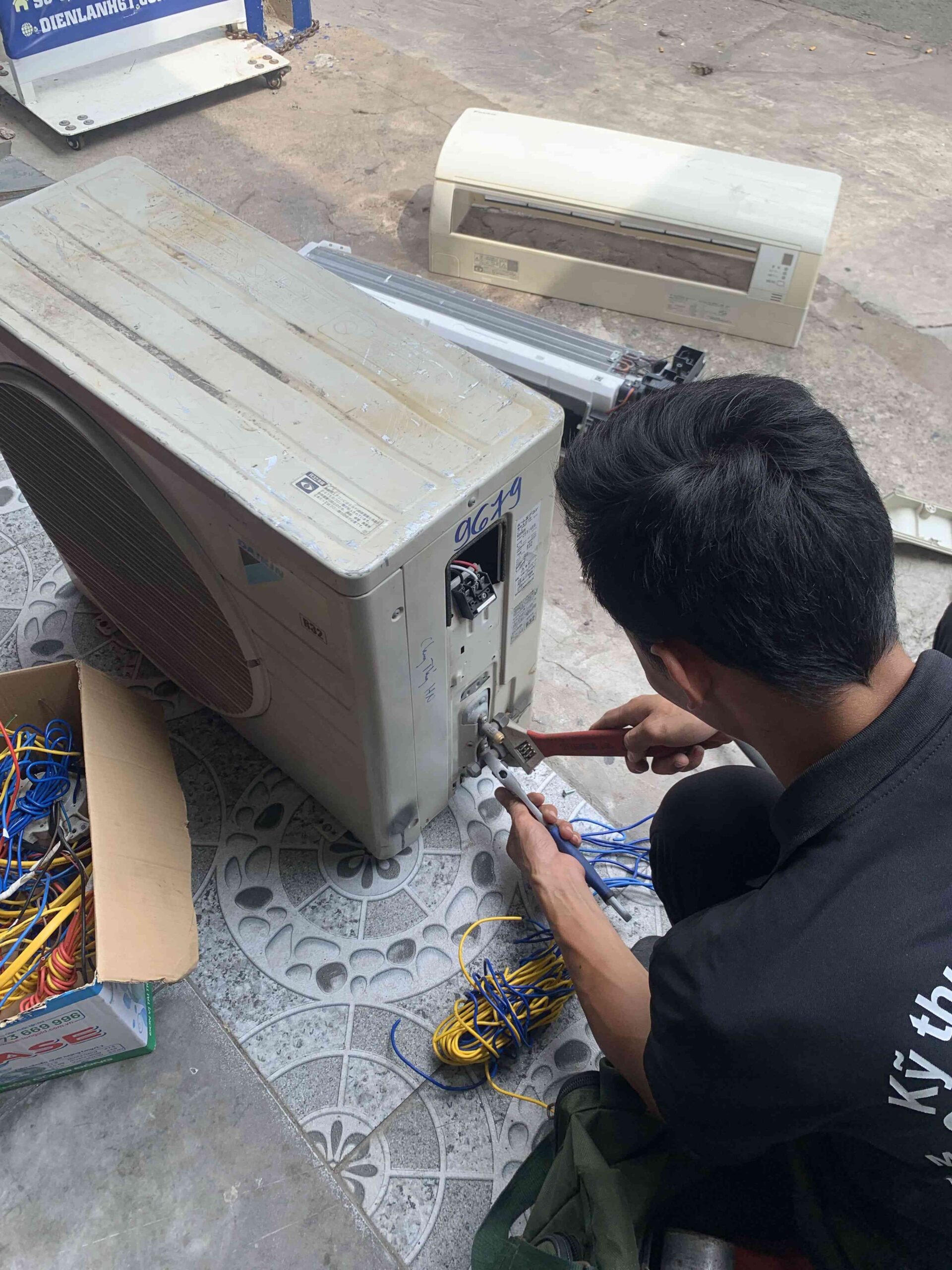Thợ tháo dàn lạnh để kiểm tra mùi hôi Thợ tháo dàn lạnh để kiểm tra mùi hôi