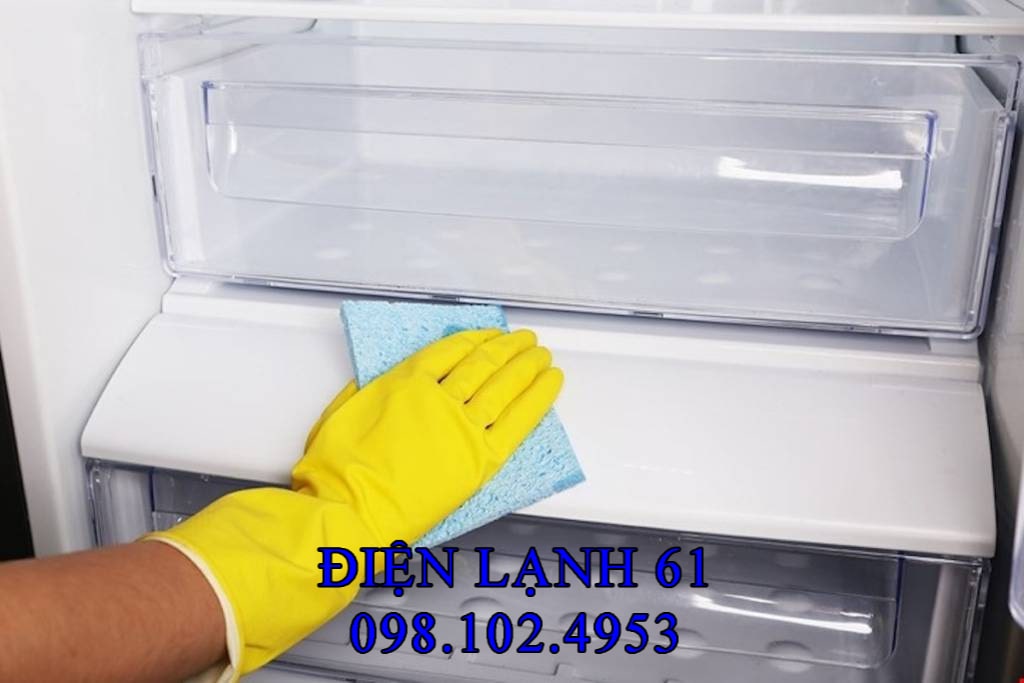 Ve-sinh-dinh-ky-lo-thoat-nuoc-va-khay-hung-giup-ngan-tu-lanh-ro-ri-nuoc-hieu-qua Vệ sinh định kỳ lỗ thoát nước và khay hứng giúp ngăn tủ lạnh rò rỉ nước hiệu quả