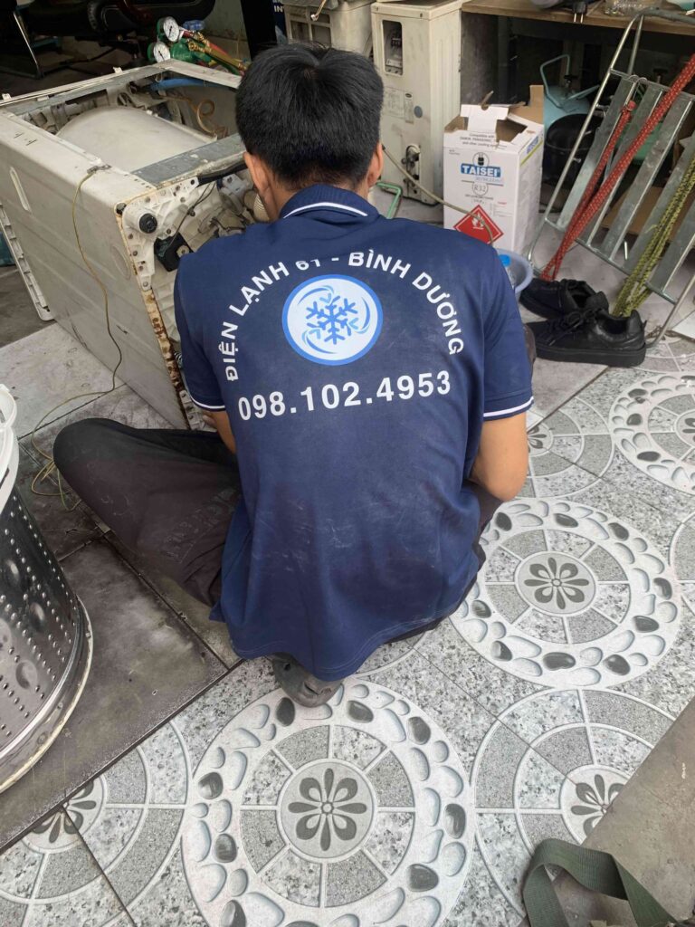Hình ảnh kỹ thuật viên đang vệ sinh máy giặt tại nhà Hình ảnh kỹ thuật viên đang vệ sinh máy giặt tại nhà