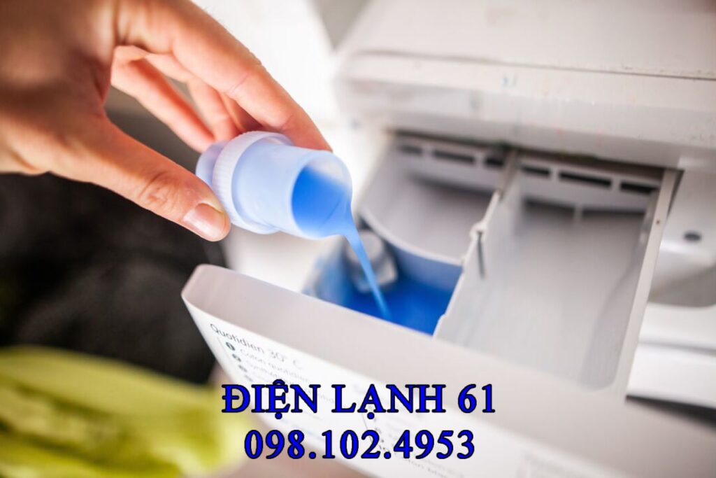 Người dùng đổ bột giặt quá tay vào ngăn chứa Người dùng đổ bột giặt quá tay vào ngăn chứa