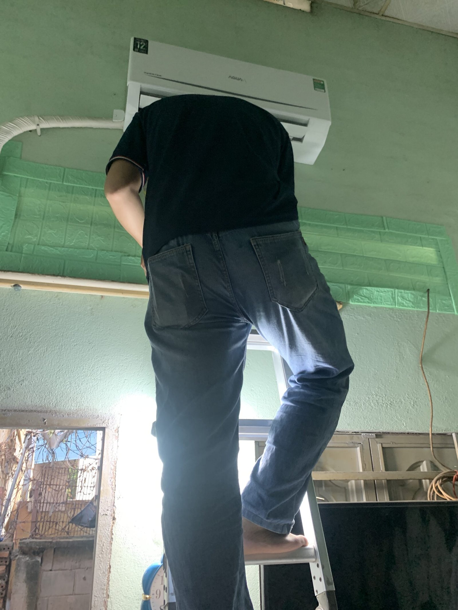 Thợ Điện Lạnh 61 đang kiểm tra dàn lạnh máy lạnh