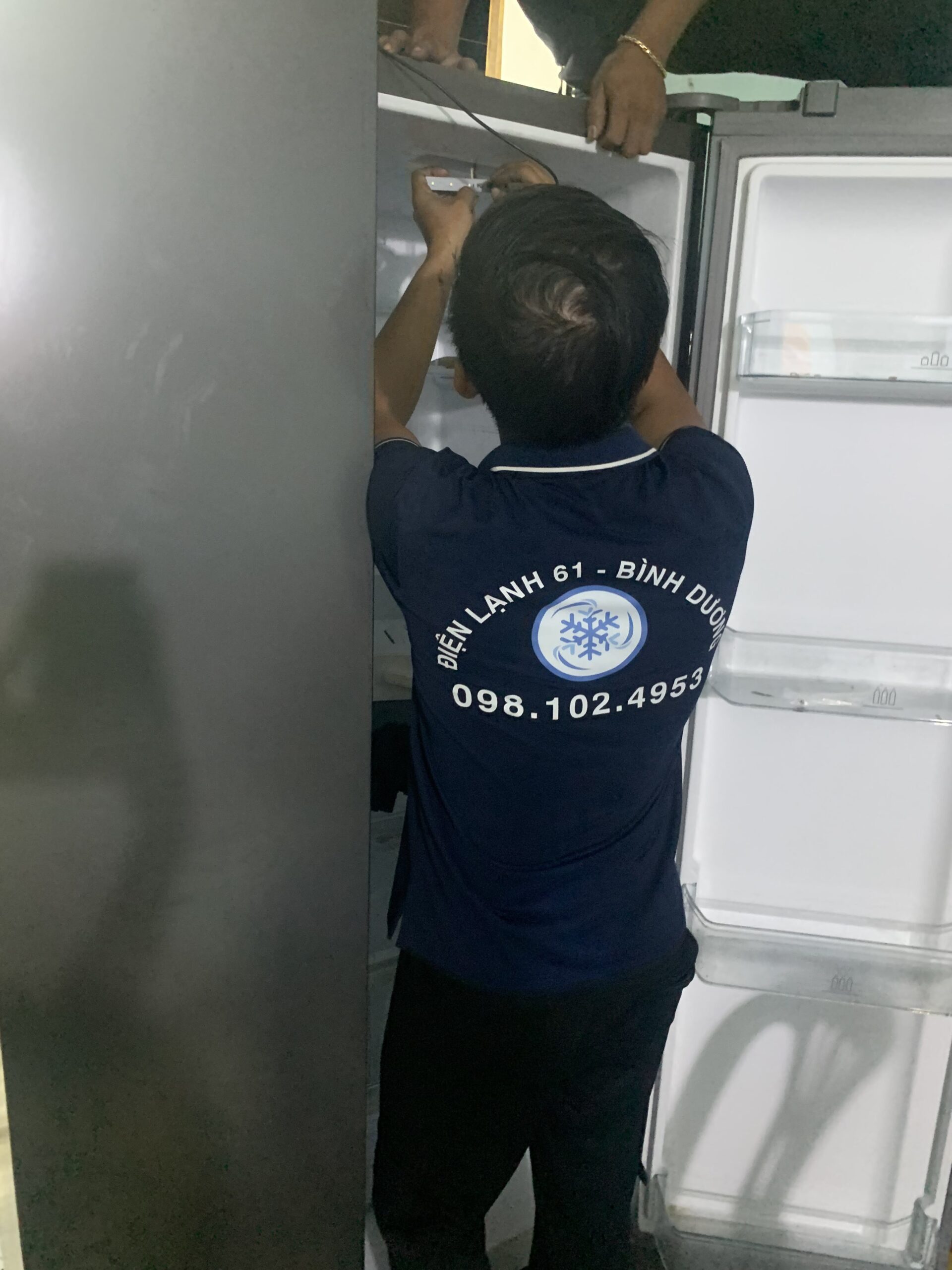Thợ Điện Lạnh 61 đang xử lý sự cố tủ lạnh chảy nước tại nhà khách hàng Dĩ An