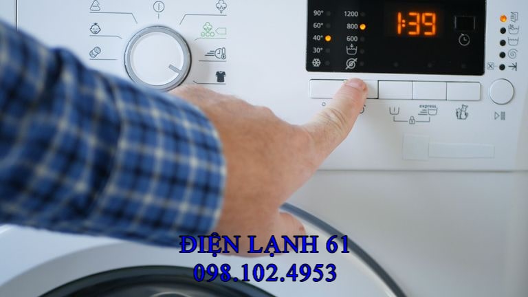Bảng điều khiển máy sấy với linh kiện bên trong