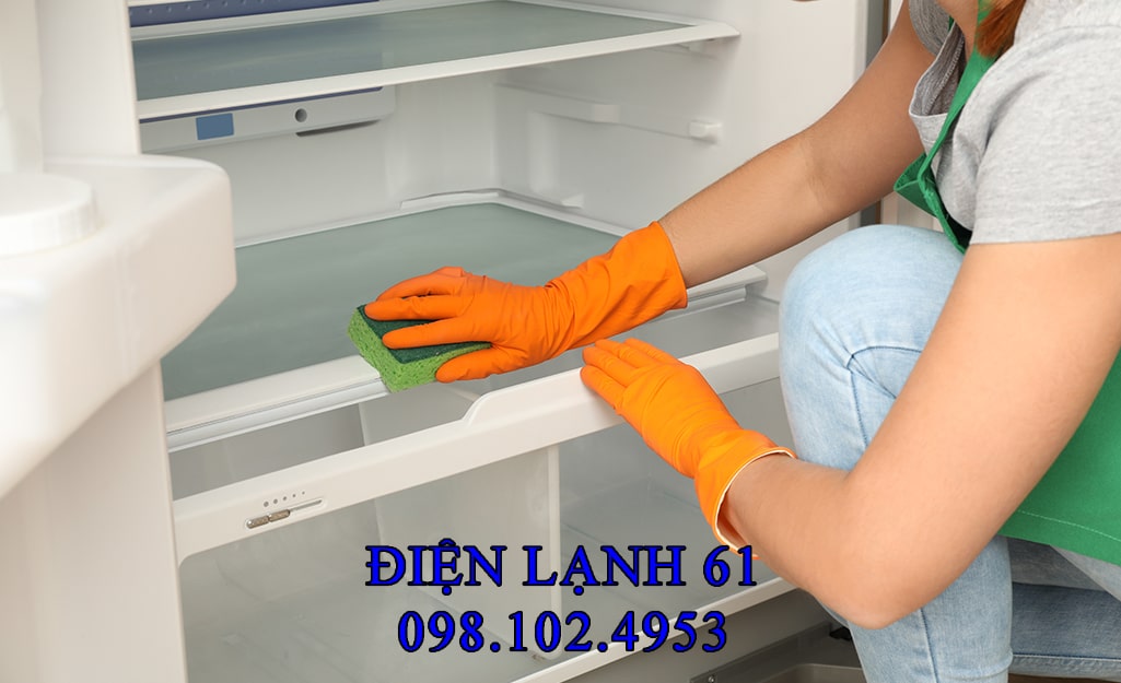 Bên trong tủ lạnh đang được lau chùi kỹ lưỡng