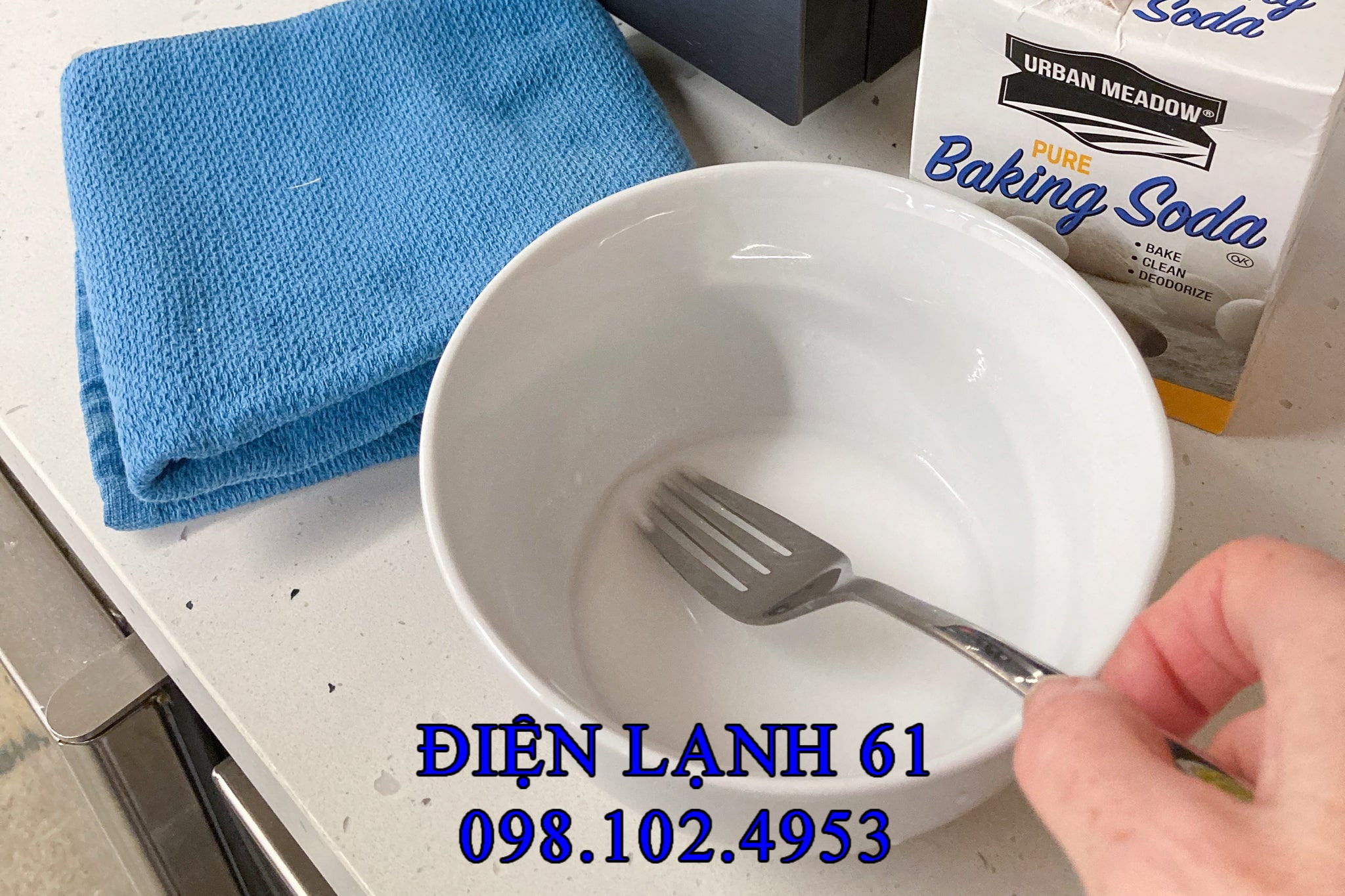 Các dụng cụ vệ sinh lò vi sóng: bát thủy tinh, bọt biển và khăn microfiber chuẩn bị sẵn sàng