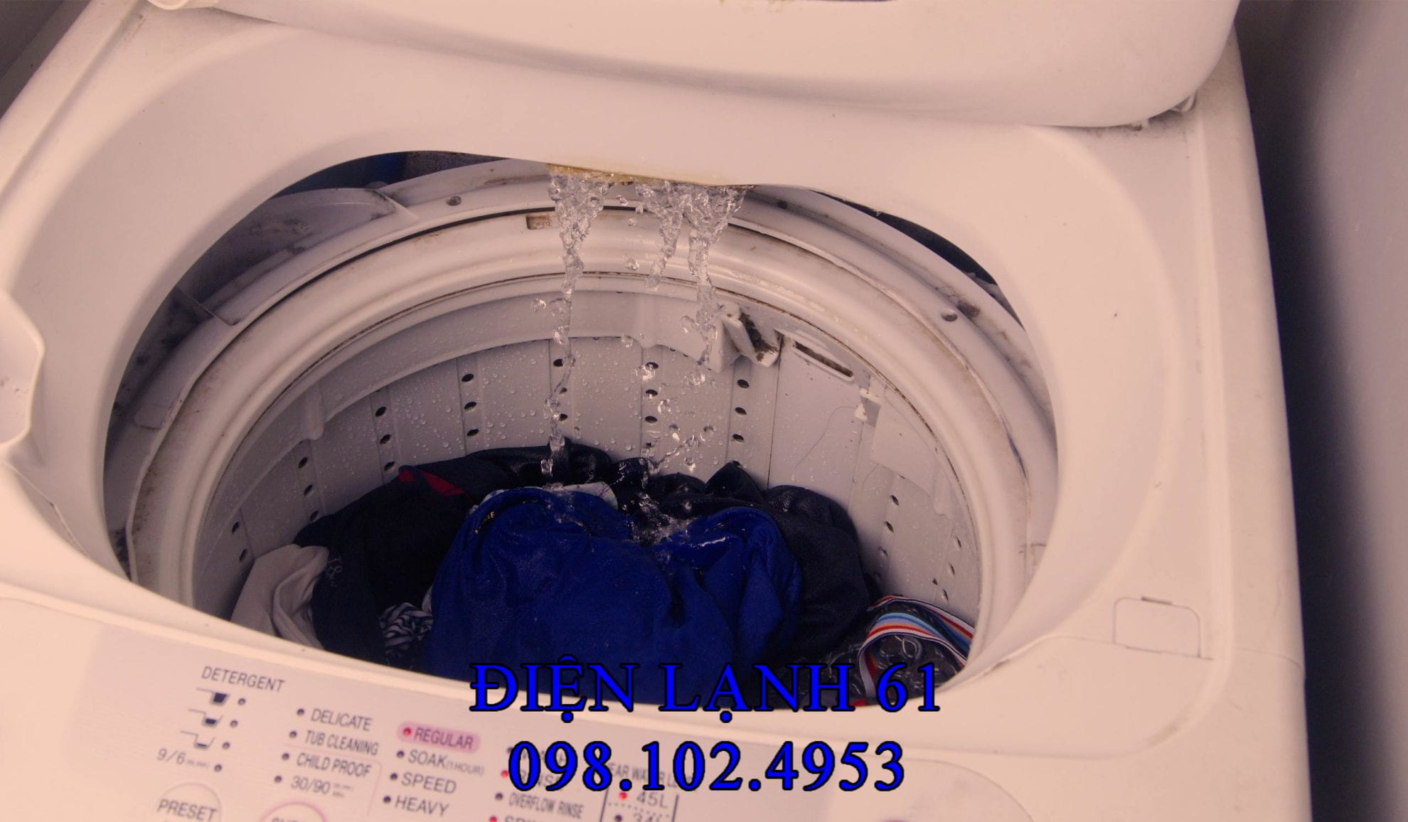 Cảm biến áp suất mực nước máy giặt bên dưới bảng điều khiển
