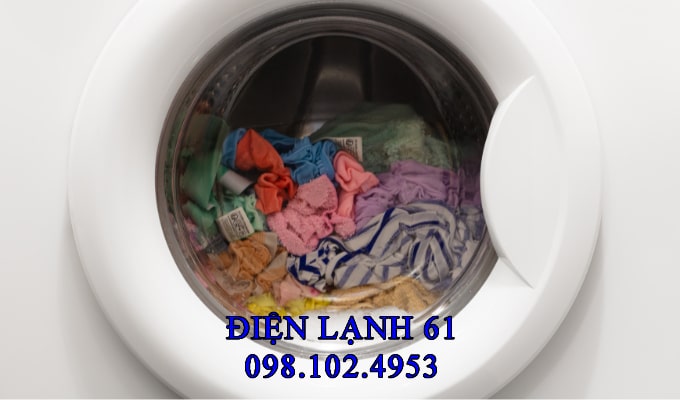 Cân bằng quần áo trong lồng giặt để khắc phục sự cố
