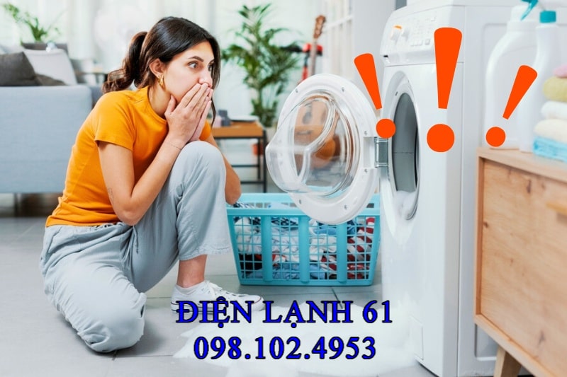 Cửa máy giặt mở, thấy lớp bọt dày trong lồng