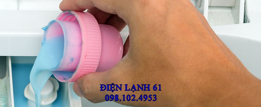 Đo lượng bột giặt phù hợp theo hướng dẫn nhà sản xuất