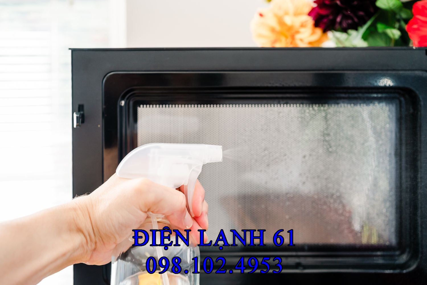 Dùng baking soda và bọt biển để tẩy vết thức ăn khô cứng trong lò vi sóng