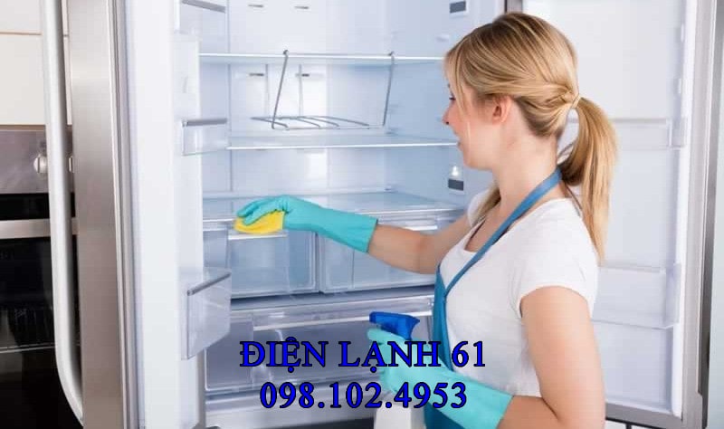 Gia đình đang sử dụng tủ lạnh sạch sẽ và tươi mới.