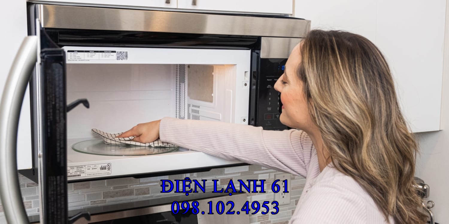 Hút mùi cháy trong lò vi sóng bằng bát baking soda để giữ không gian bếp thơm tho