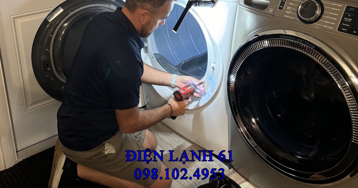 Kiểm tra máy sấy đã sửa tại Dĩ An cùng kỹ thuật viên Điện Lạnh 61