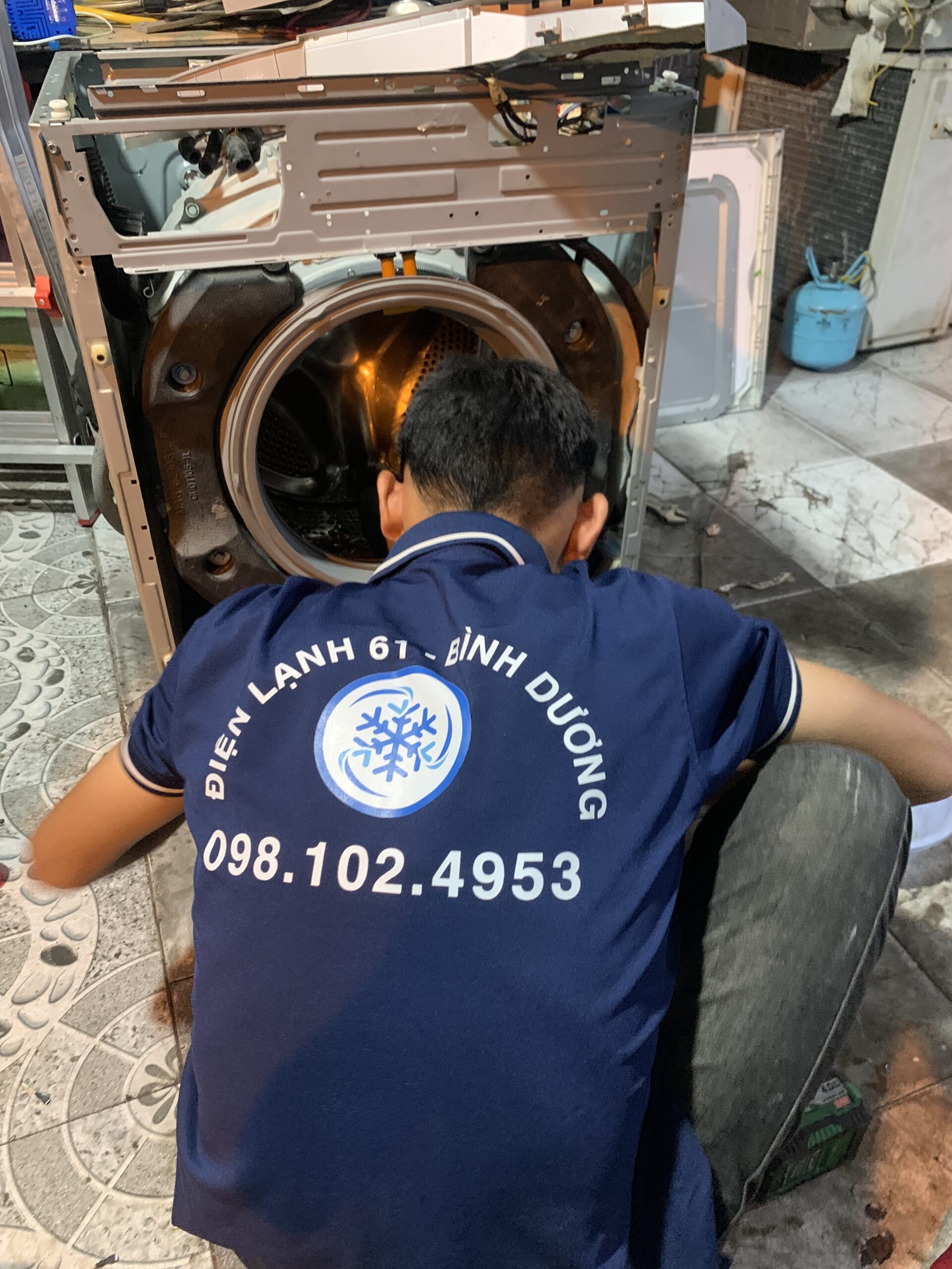 Kỹ thuật viên Điện Lạnh 61 kiểm tra máy giặt không quay tại Bình Dương