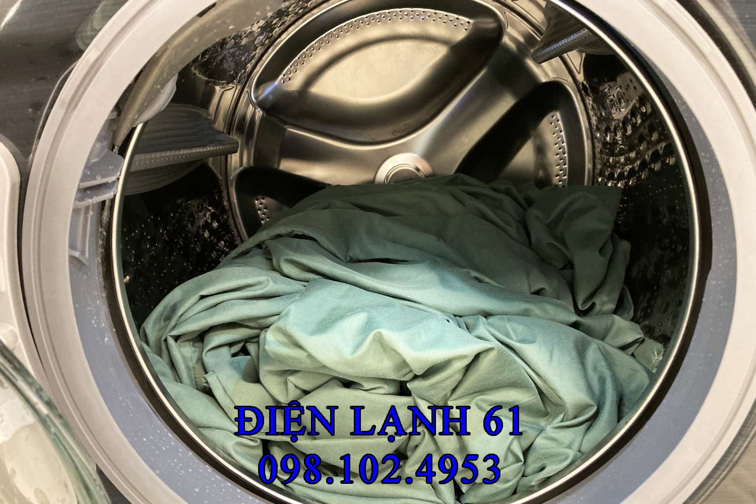 Kỹ thuật viên Điện Lạnh 61 vệ sinh lồng giặt bằng chế độ Self‑Clean