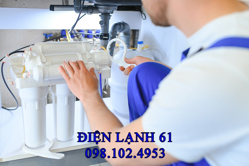 Kỹ thuật viên Điện lạnh 61 đang kiểm tra máy lọc nước bị hỏng.