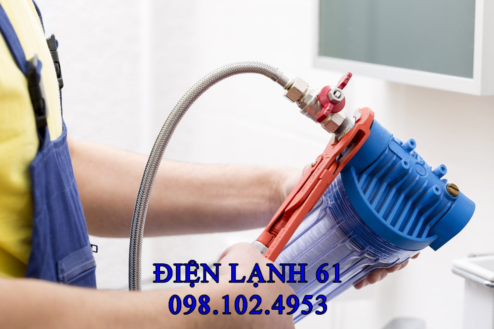 Kỹ thuật viên Điện lạnh 61 đang thay thế linh kiện cho máy lọc nước.