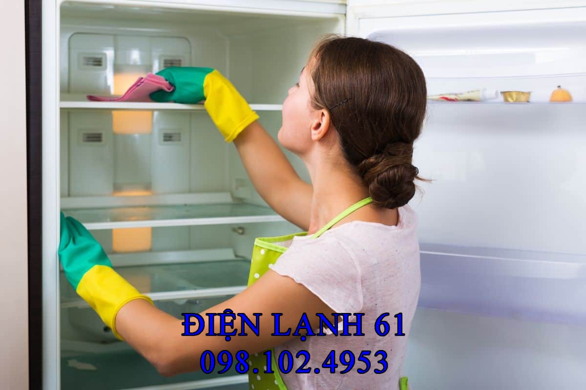 Kỹ thuật viên Điện lạnh 61 đang vệ sinh tủ lạnh chuyên nghiệp