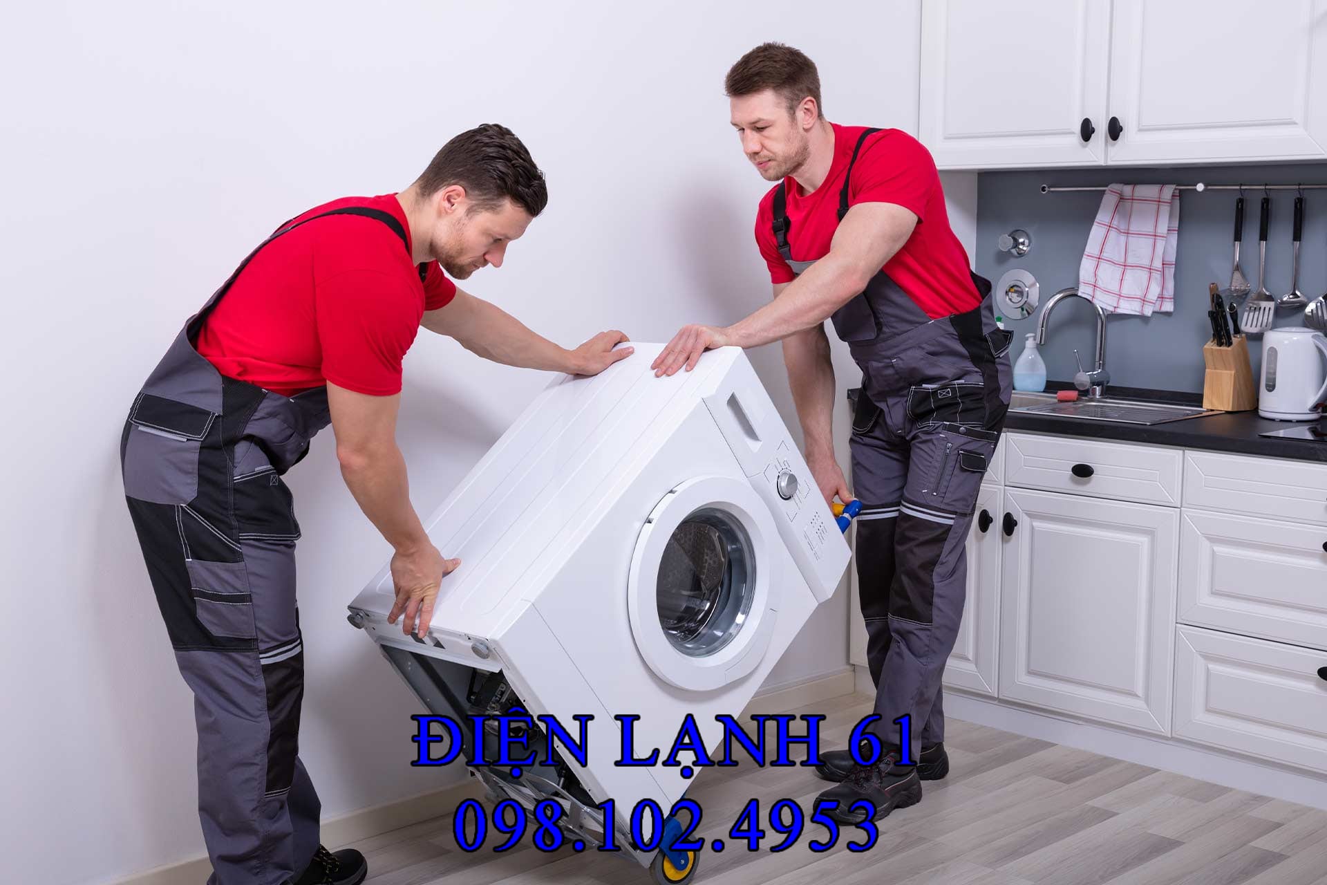 Kỹ thuật viên chuyên nghiệp lắp đặt máy giặt cửa trước tại nhà