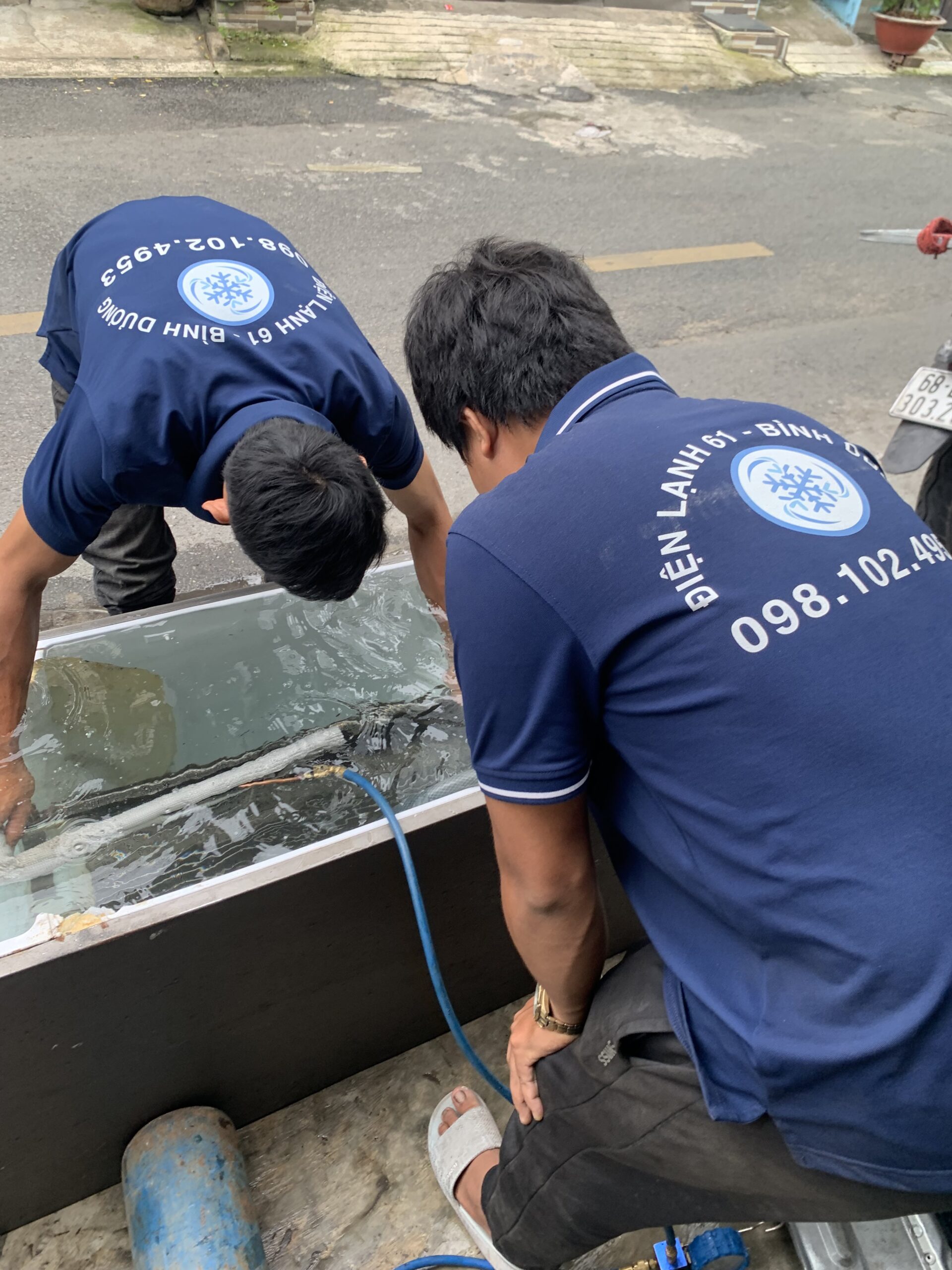 Kỹ thuật viên Điện Lạnh 61 đang kiểm tra máy nén của máy lạnh