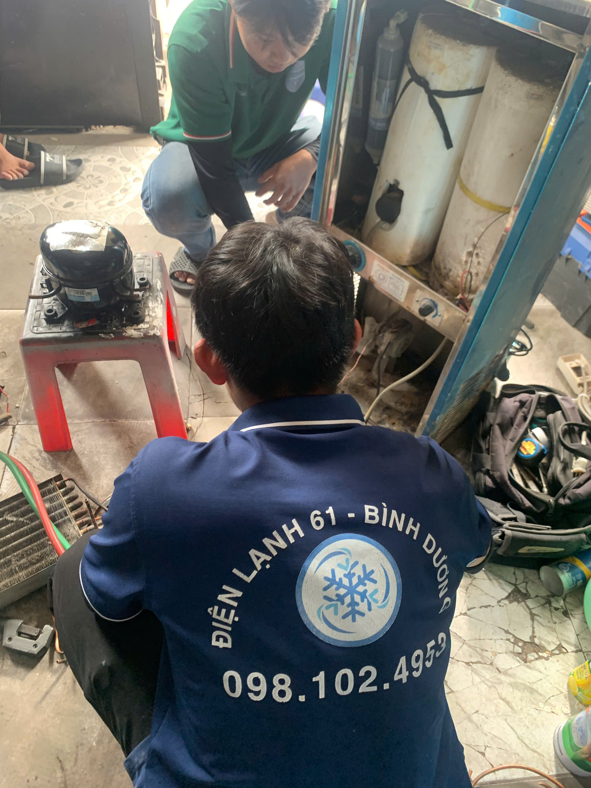 Ky-thuat-vien-kiem-tra-nguon-dien-Adaptor-va-bom-tang-ap-may-loc-nuoc Kỹ thuật viên kiểm tra nguồn điện Adaptor và bơm tăng áp máy lọc nước