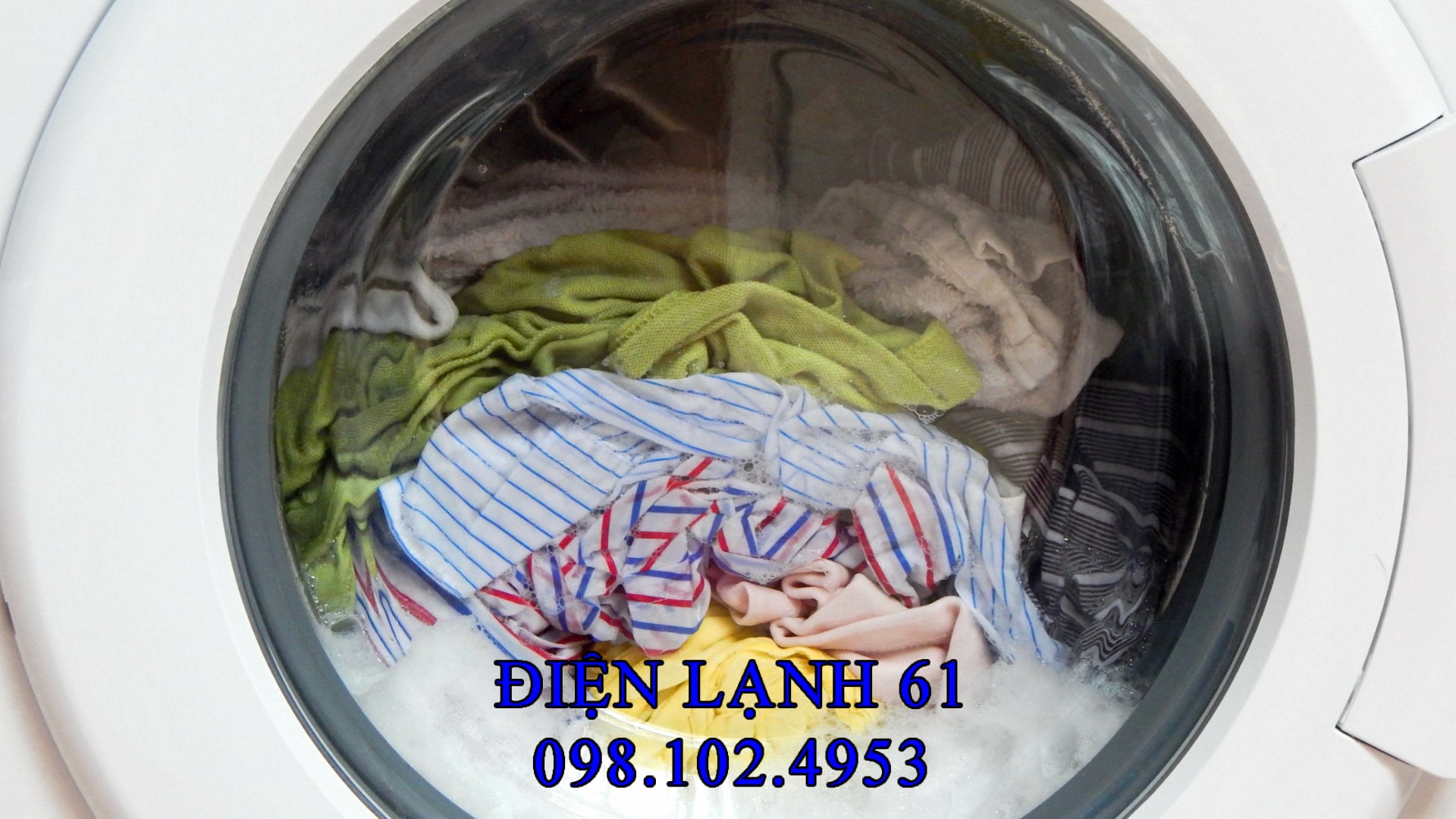 Kỹ thuật viên vệ sinh ống thoát nước máy giặt