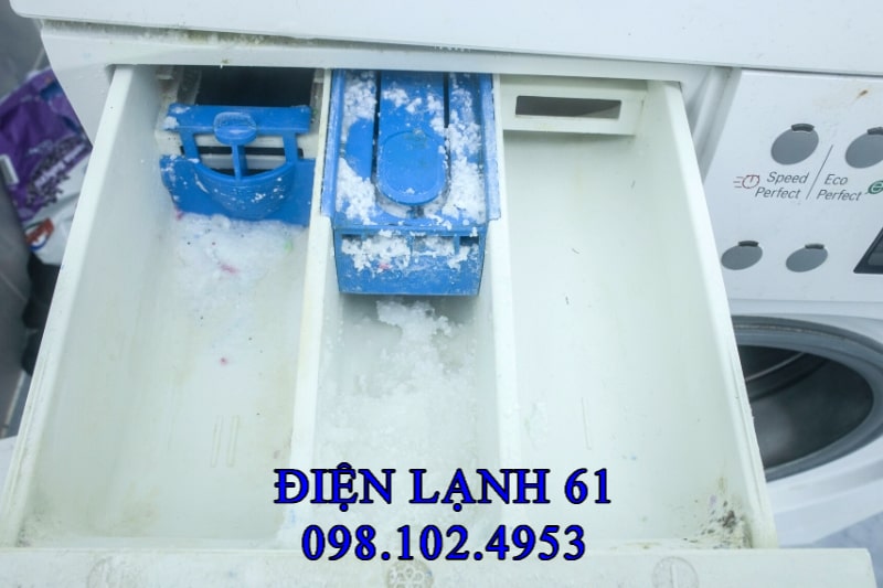 Máy giặt đang tạo nhiều bọt tràn ngăn chứa bột giặt