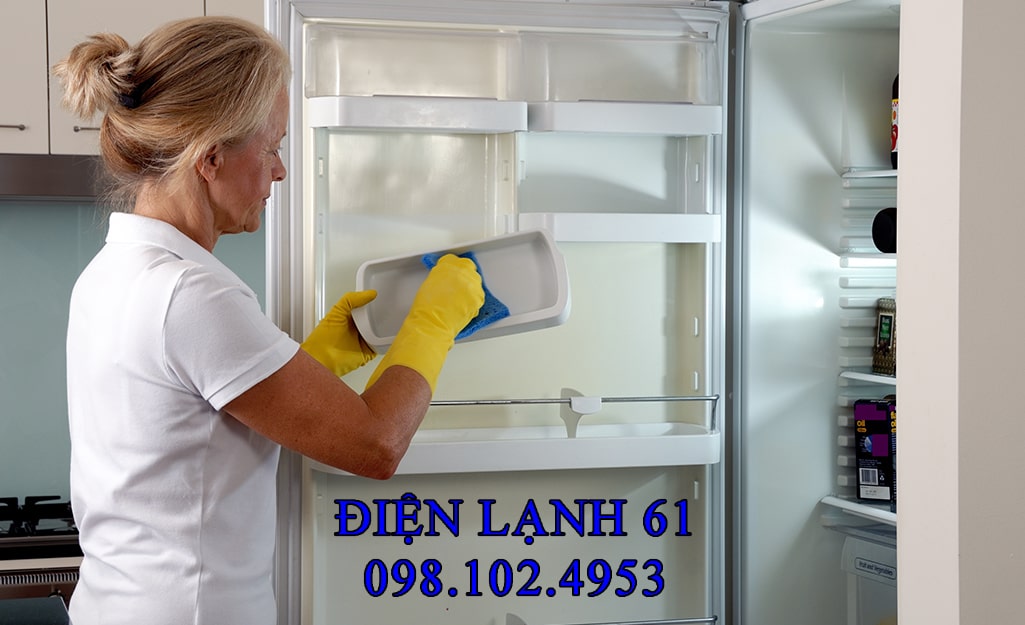 Ngăn kéo tủ lạnh đang được cọ rửa sạch sẽ