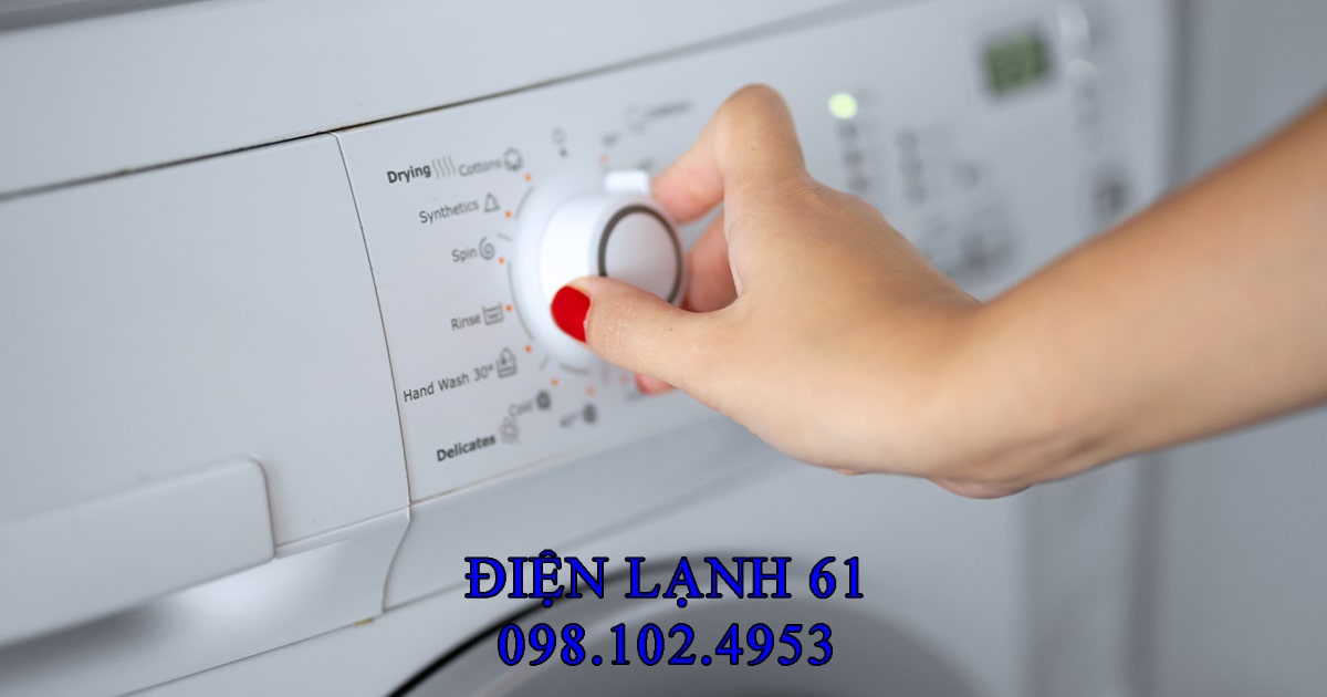 Người dùng chọn chế độ Quick Wash trên máy giặt để giặt nhanh hơn